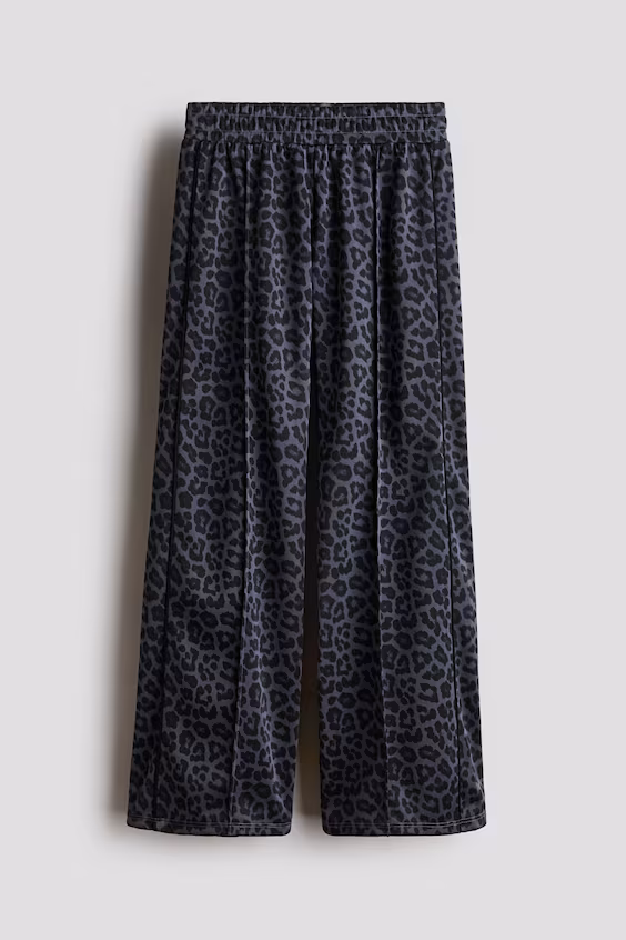 Комфортабельные спортивные брюки с широкими штанинами