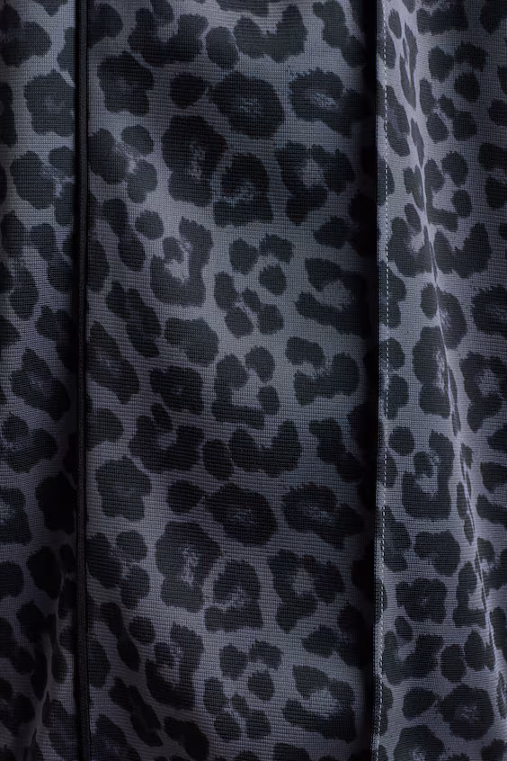 Комфортабельные спортивные брюки с широкими штанинами