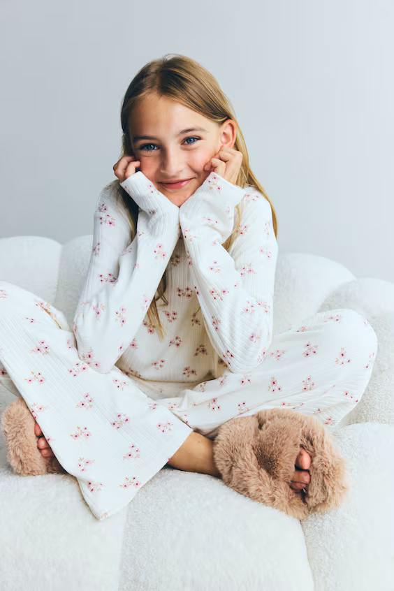 Костюм из свитера и брюк