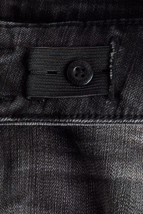 Джинсы свободного кроя с уширенными штанинами