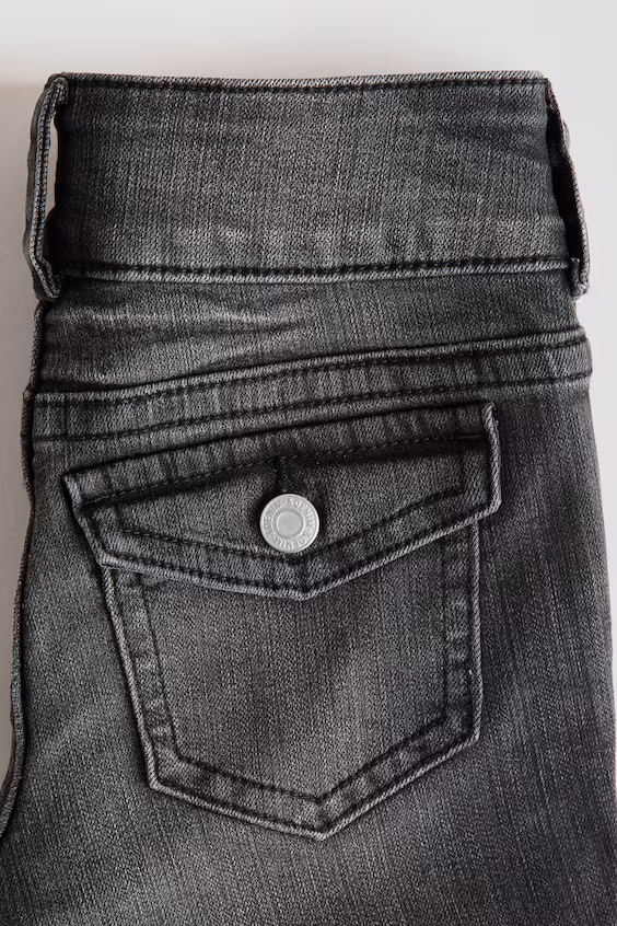 Джинсы свободного кроя с уширенными штанинами