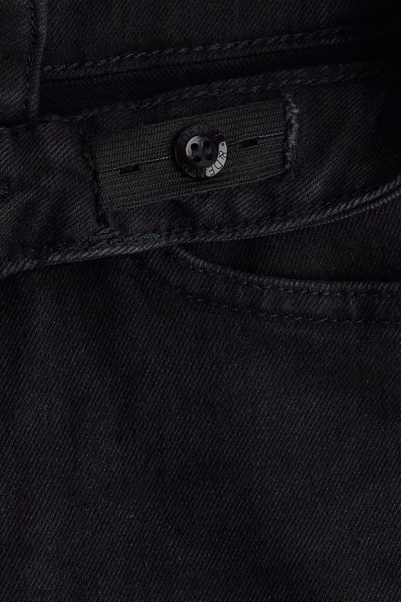 Джинсы свободного кроя с широкими штанинами