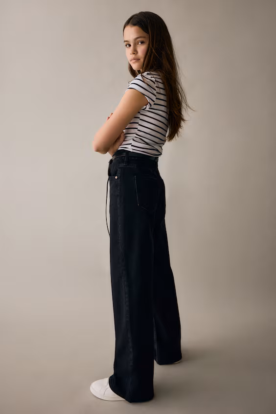 Джинсы свободного кроя с широкими штанинами