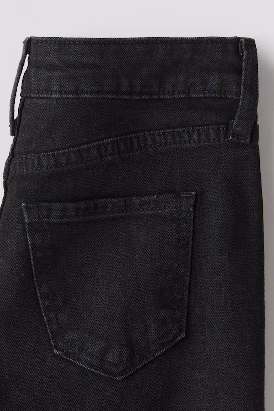 Джинсы свободного кроя с широкими штанинами