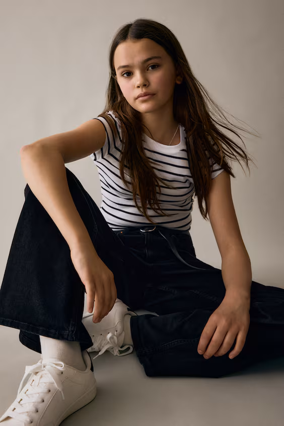 Джинсы свободного кроя с широкими штанинами