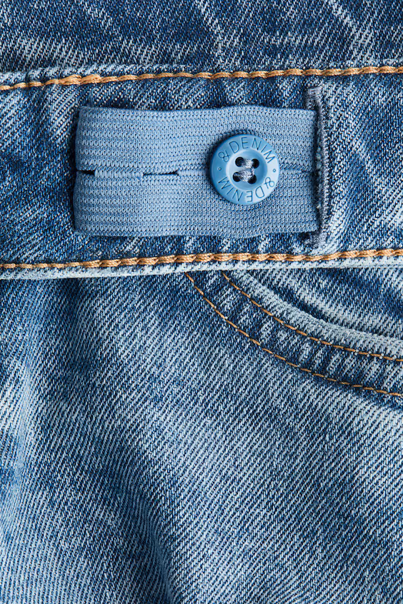 Джинсы свободного кроя с уширенными штанинами