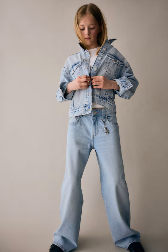 Джинсы свободного кроя с буткатингом и плюшевым медведем