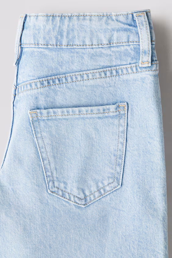 Джинсы свободного кроя с широкими брючинами