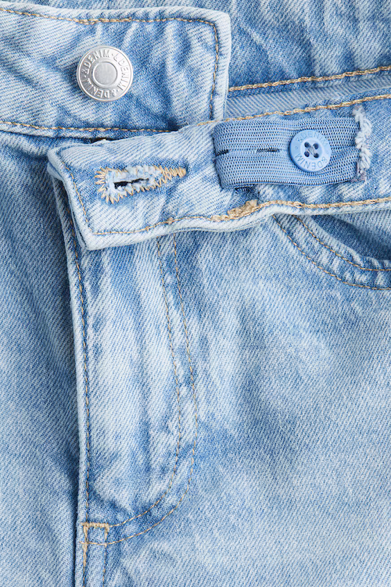 Джинсы свободного кроя с широкими брючинами