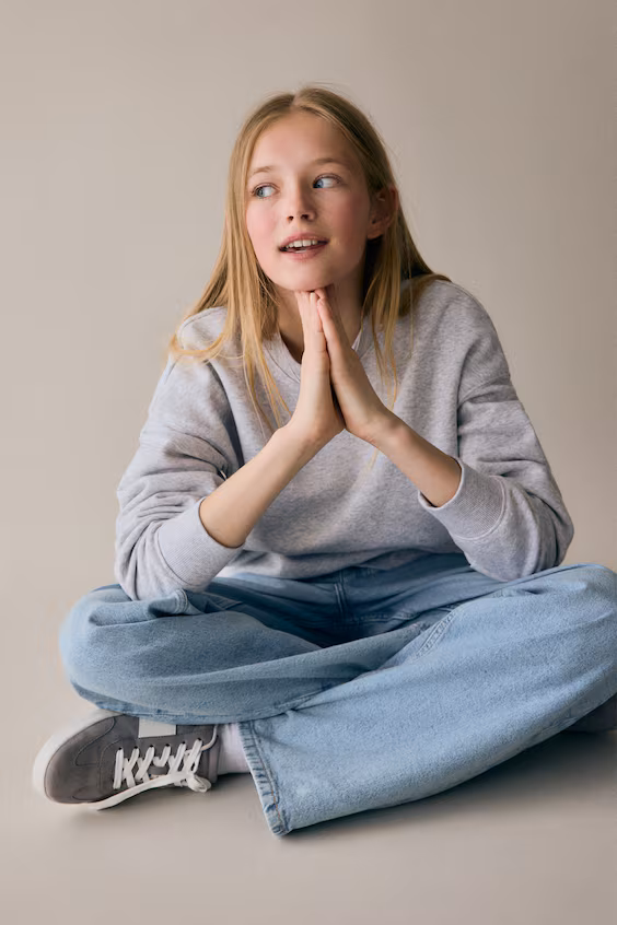 Джинсы свободного кроя с широкими брючинами