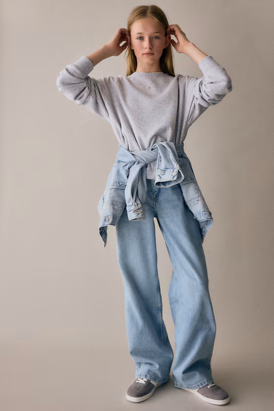 Джинсы свободного кроя с широкими брючинами