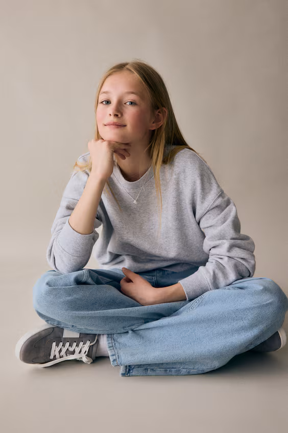 Джинсы свободного кроя с широкими брючинами