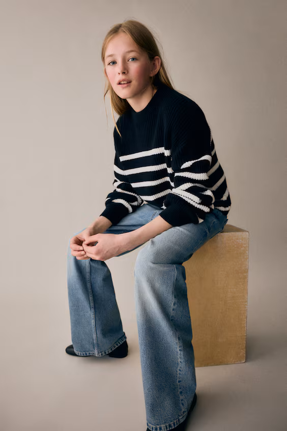 Джинсы свободного кроя с буткатингом