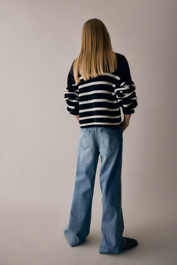 Джинсы свободного кроя с буткатингом