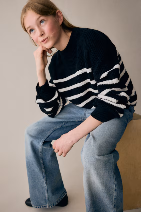 Джинсы свободного кроя с буткатингом