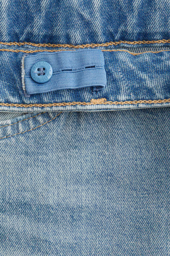 Джинсы свободного кроя с буткатингом