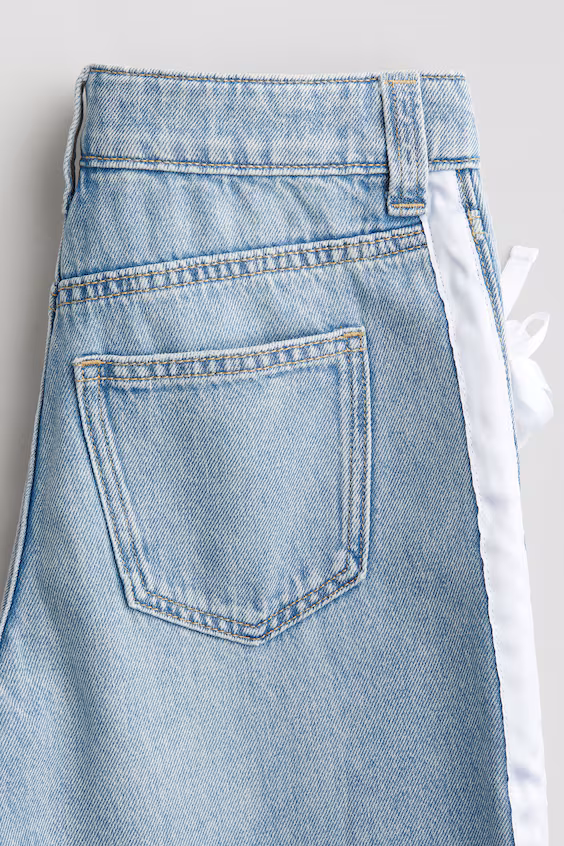 Джинсы свободного кроя на поясе