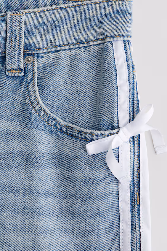 Джинсы свободного кроя на поясе