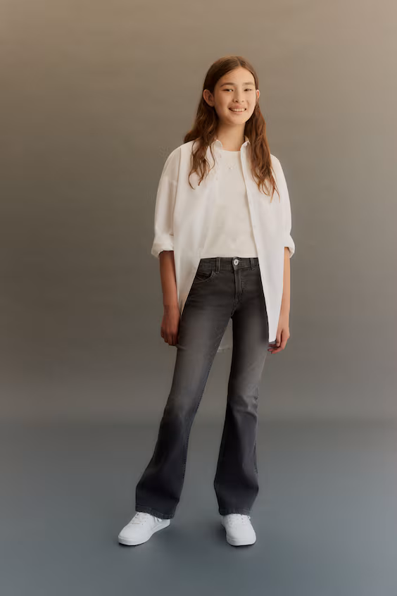 Джинсы с расклешёнными штанинами на поясе