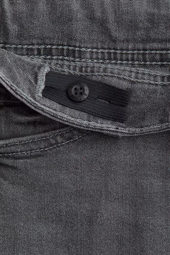 Джинсы с расклешёнными штанинами на поясе