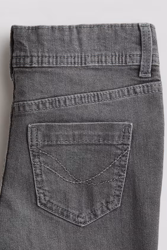 Джинсы с расклешёнными штанинами на поясе