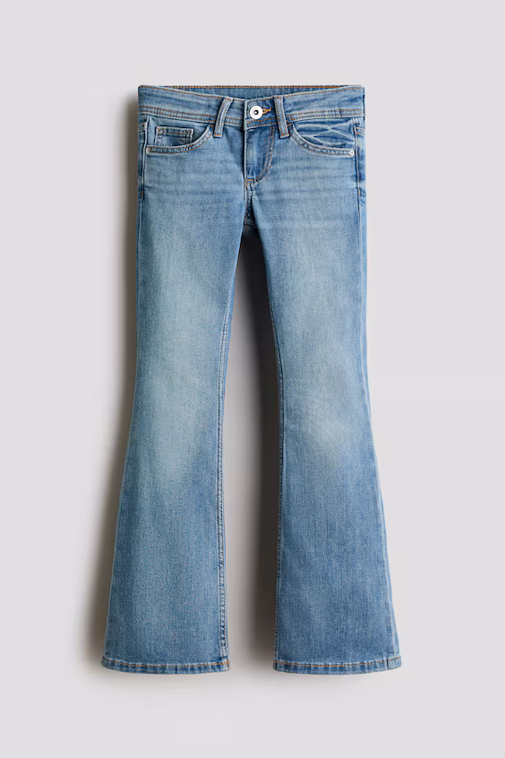 Джинсы с расклешёнными штанинами на поясе