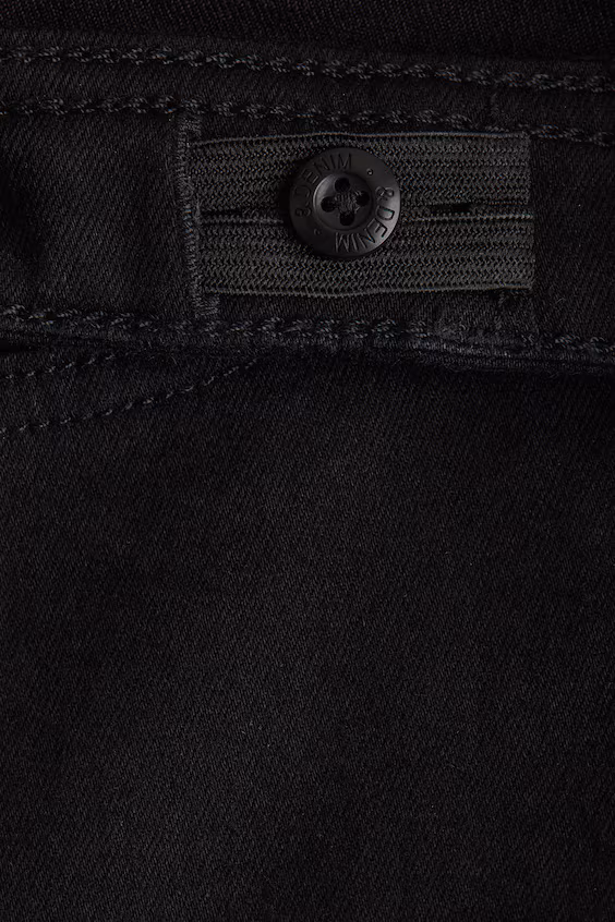 Джинсы с расклешёнными штанинами на поясе