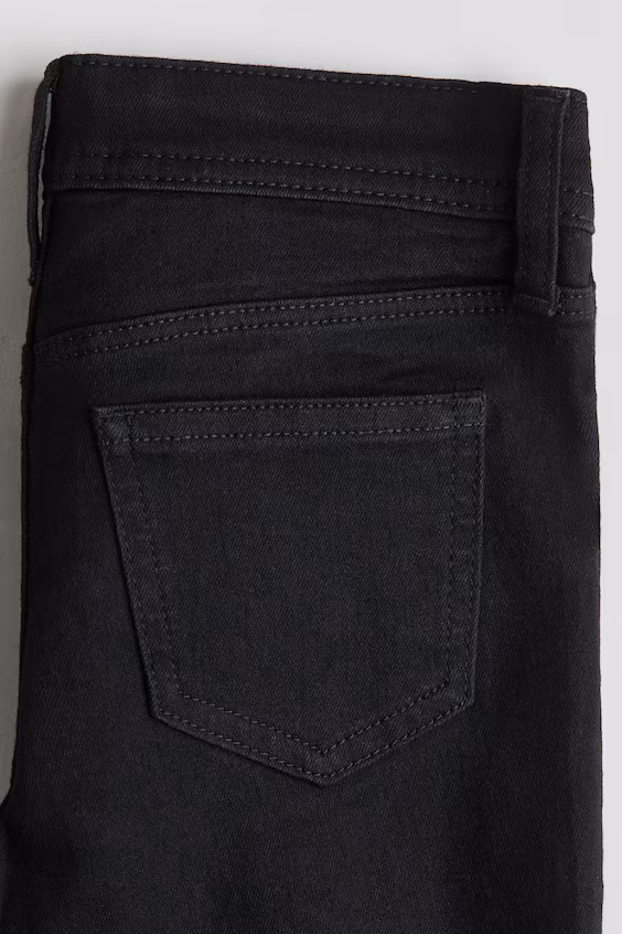 Джинсы с расклешёнными штанинами на поясе