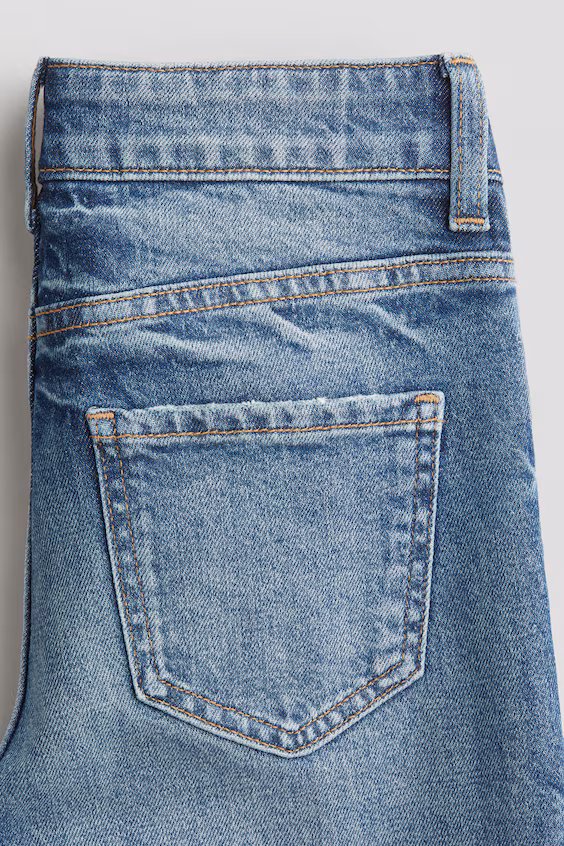 Джинсы свободного кроя с буткат штаниной