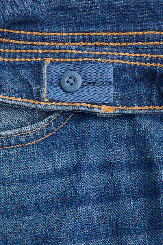 Джинсы с расклешенными штанинами