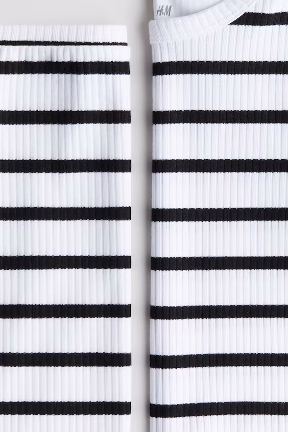 Комплект из рубчатой свитерки и юбки