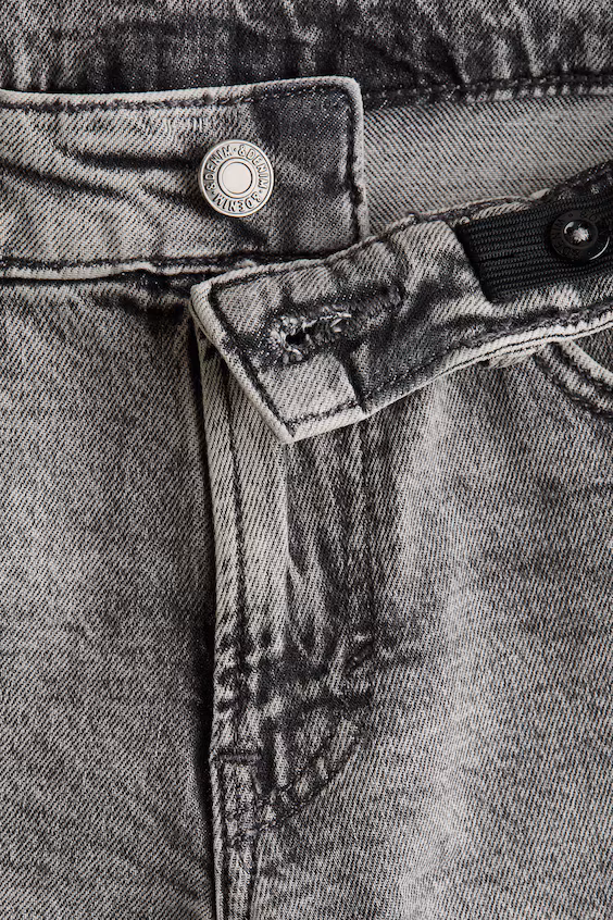 Джинсы комфортного кроя со суженными брючинами