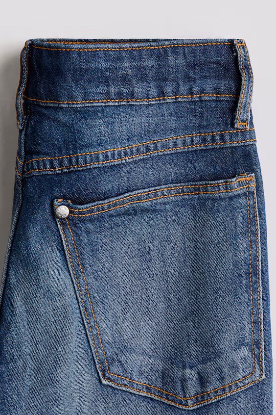 Джинсы комфортного кроя со суженными брючинами