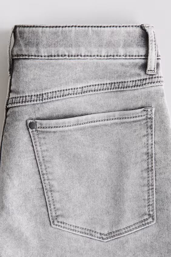 Джинсы комфортного кроя со суженными брючинами