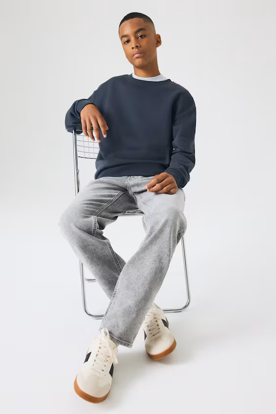 Джинсы комфортного кроя со суженными брючинами