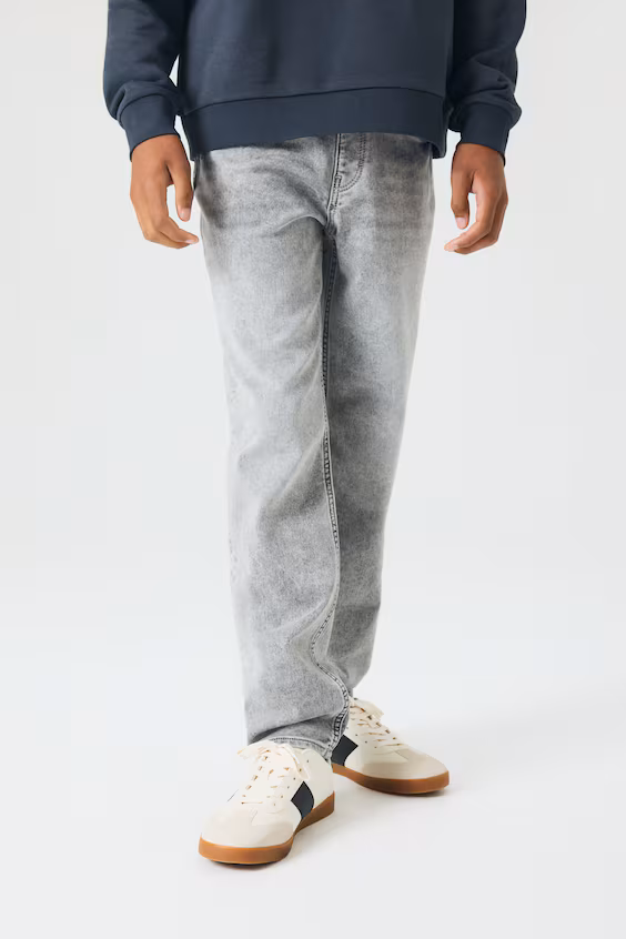 Джинсы комфортного кроя со суженными брючинами