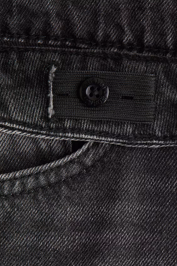 Джинсы свободного кроя с широкими штанинами