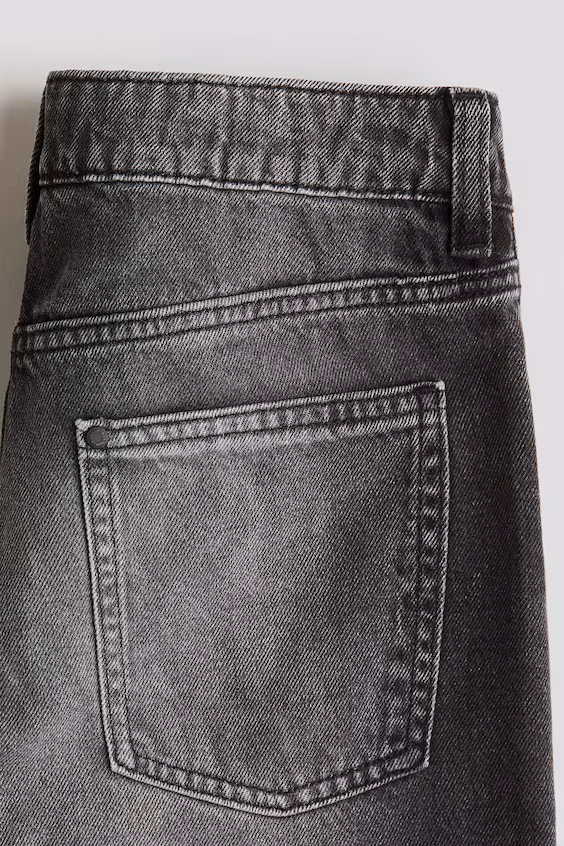 Джинсы свободного кроя с широкими штанинами