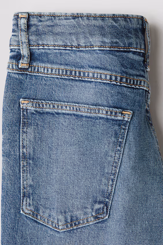 Джинсы свободного кроя с зауженными штанинами