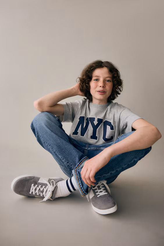 Джинсы свободного кроя с зауженными штанинами