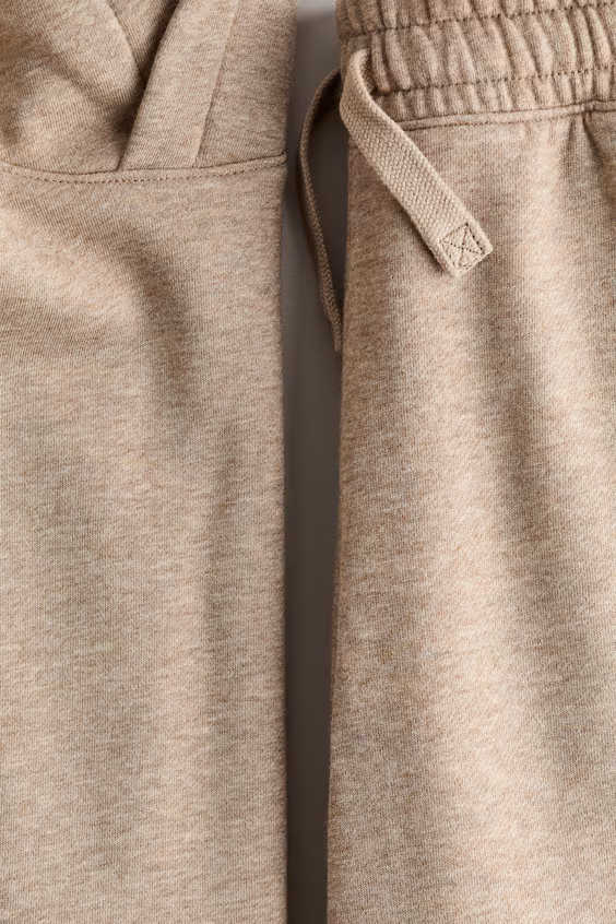 Костюм из толстовки с капюшоном и брюк