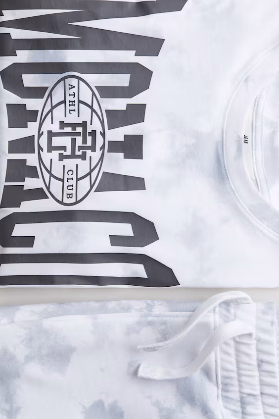 Комплект футболки и спортивных шорт