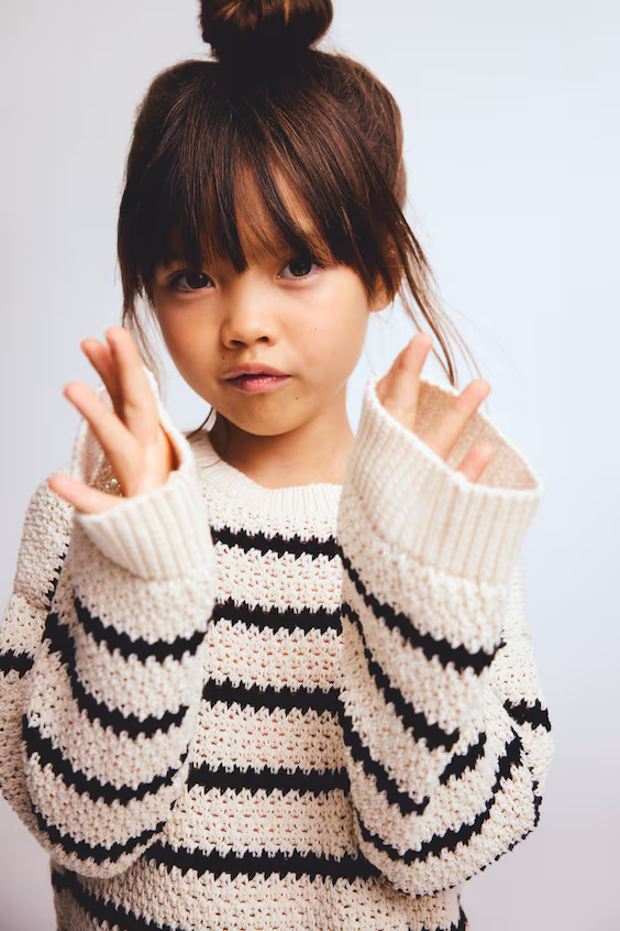 Свитер из тонкой вязаной ткани