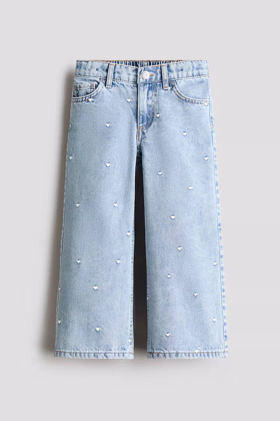 Джинсы с широкими брючинами в светло-синем цвете с сердечками