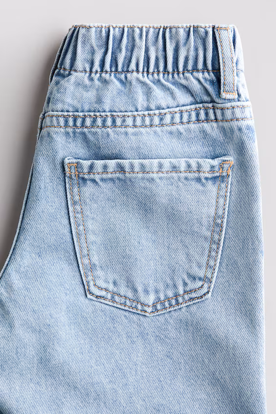 Джинсы с широкими брючинами в светло-синем цвете с сердечками