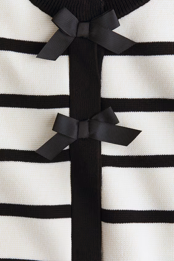 Кардиган из трикотажа с белым и черным полосатым узором и бантами