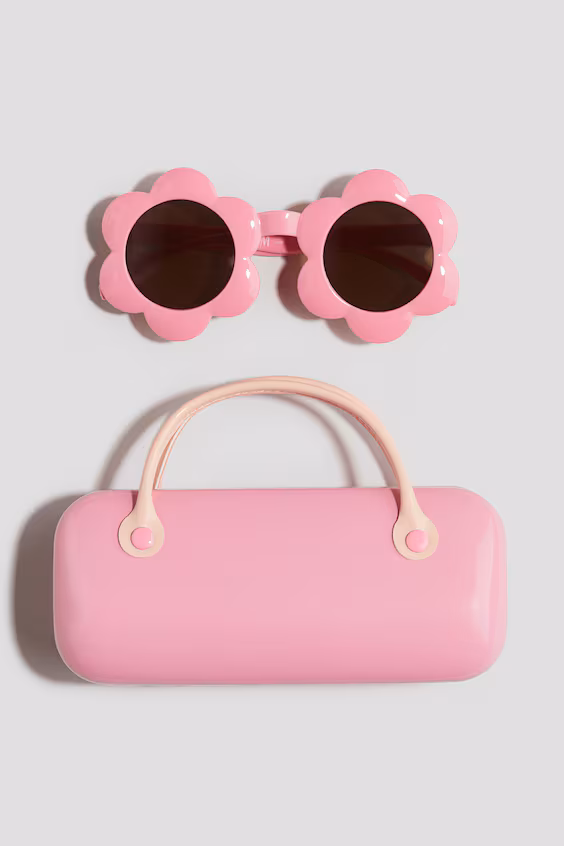 Солнечные очки и футляр