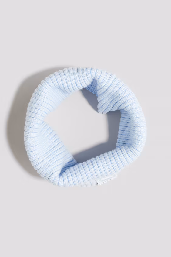 Трубчатый шарф в рубчик