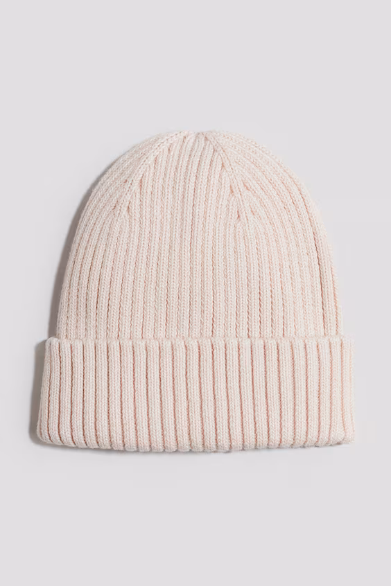 Шапка из вязаного рубчика