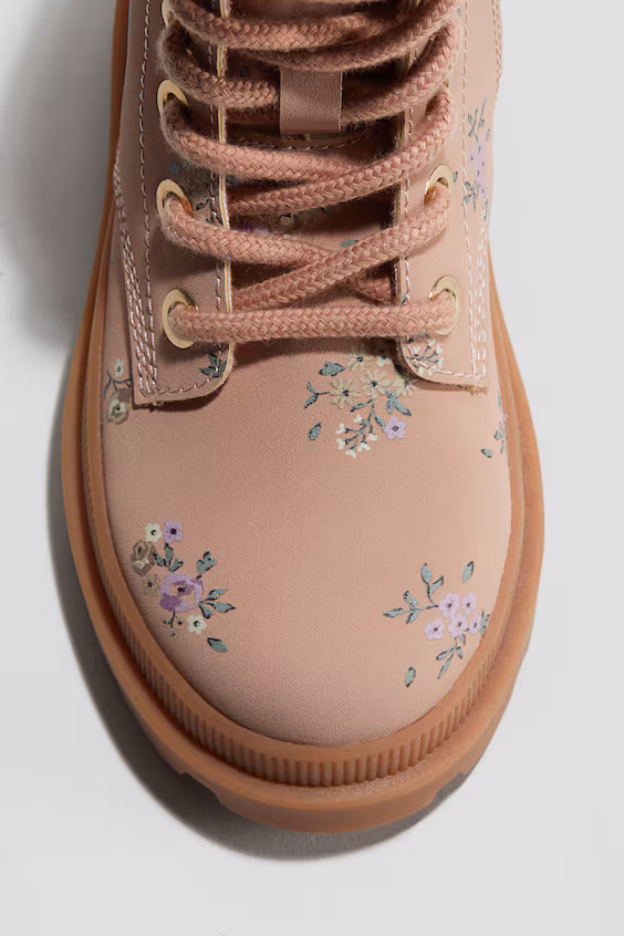 Ботинки на шнуровке